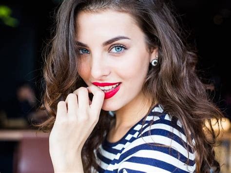 What Colors Look Best On Pale Skin Brunettes With Blue Eyes