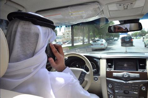 أبوظبي مخالفة أكثر من 30 ألف سائق لاستخدام الهاتف أثناء القيادة