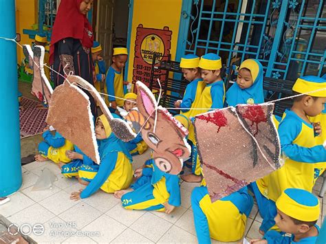 Masih baru nih. katanya sambil melemparkannya kepadaku. Al-Kasyfi Tijarah : Korban haiwan "HARI RAYA AIDIL ADHA"