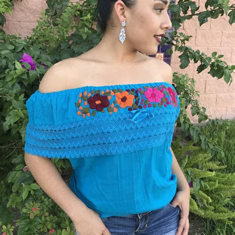 Atuendos con blusas bordadas mexicanas. Campesina Off-Shoulder Blue Top | Blusas mexicanas ...