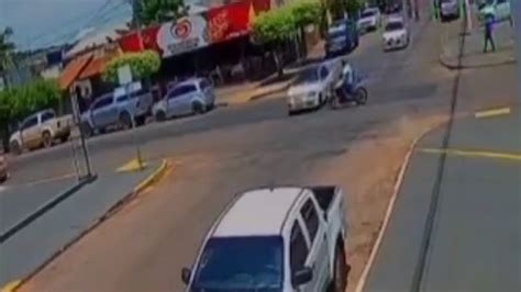 Placa Ignorada Motorista Avança A Preferencial Rua Goiás E Provoca