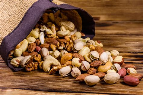 Alimenti senza nichel, qui la lista di quei cibi che sono appropriati a una dieta per allergia al nichel e una lista anche per i cibi da dover evitare.la dieta senza nichel non è molto richiesta, spesso infatti gli allergici si soffermano di più sui sintomi da contatto esterno che interno col nichel. Alimenti che Contengono Nichel | Lista | Esempio Dieta