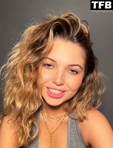 Sammi Hanratty Shows Off Her Sexy Tits Photos Thefappening