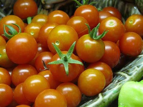 Information about sweet 100s cherry tomatoes including applications, recipes, nutritional value, taste, seasons, availability, storage, restaurants, cooking, geography and history. Super sweet 100 tomato, one of the best variety of cherry ...
