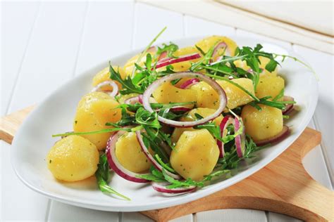 Di ricette per patate sfiziose ce ne sono tante: Insalata di patate, rucola e cipolla di Tropea: la ricetta ...