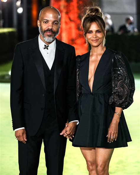 Halle Berry Van Hunt Are Not Married Despite Wedding Like Pic