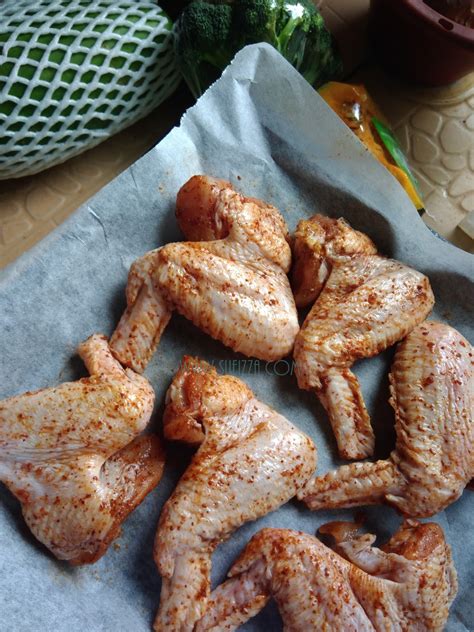 Ayam goreng 6 ketul drummet 3 ulas bawang putih (ditumbuk lumat) serbuk lada hitam (secukup rasa). Resepi Kepak Ayam Pedas ala Korea - Catatan Sue Izza