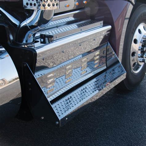 Kenworth T680 And T880 Dpf Box Cover And Steps With Exhaust Cutout By