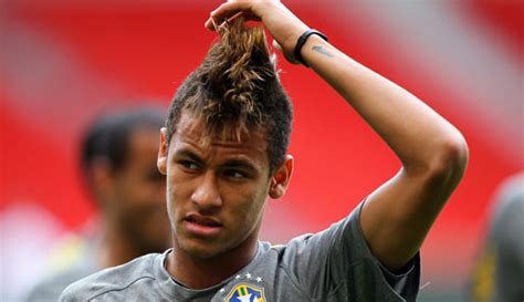 Er ist einer der jüngsten fußballer, die ihn zu einer modeikone unter seinen fans machen. Frisur Von Neymar | Wkaty Blog