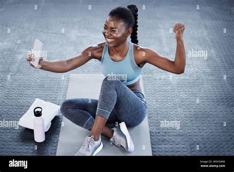 Gym Fitness Ou Femme Noire Heureuse Prenant Le Selfie Sur L Entraînement L Exercice Ou La