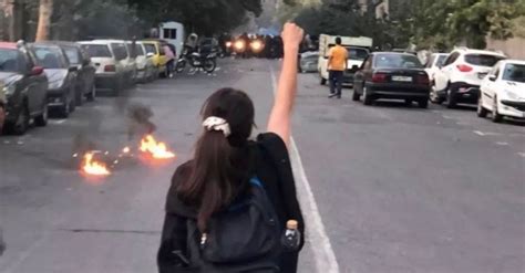 گسترش اعتراض‌ها در ایران؛ حضور پررنگ زنان و چادرهایی که به آتش کشیده می‌شود