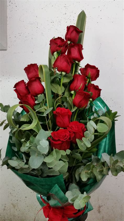 Bouquet con 8 rose rosse gambo corto, con wax flowers e verde. Mazzo 15 Rose Rosse - Fiorista Donatella