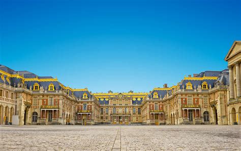 This wonderfully extravagant palace, where royals frittered away much of the treasury, is a necessary stop for visitors. Château de Versailles : remontez le temps grâce à la 3D