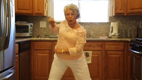 Video Granny Trio Three Golden Sisters Copy Miley Cyrus Twerking