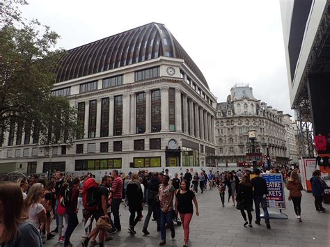 The odeon leicester square (located on the eastern side of the square) in particular has become one of the most famous theatres in the area, as it hosts many film premieres throughout the year. Leicester Square, Londres