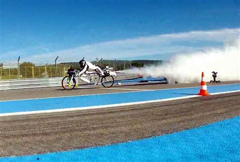 Video Swiss Daredevil Pilots Rocket Powered Bike To Over 200mph Roadcc
