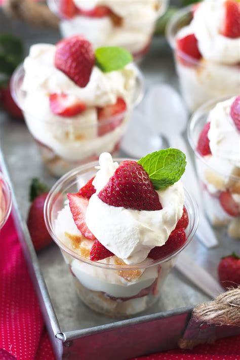 Autumn colored dessert as receitas lá de casa. Strawberry Shortcake Trifle Cups | Countryside Cravings