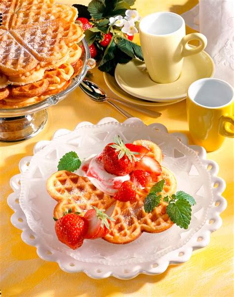 Der kuchen ist im ofen, bin. Buttermilch-Waffeln mit Erdbeeren (Diabetiker) Rezept | LECKER