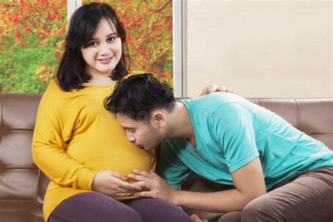 Vientre Embarazada Que Se Besa Del Padre Feliz Fotos De Stock