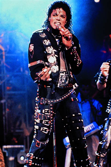 Stilikone Michael Jackson Alles über Die Outfits Des King Of Pop Vogue Germany
