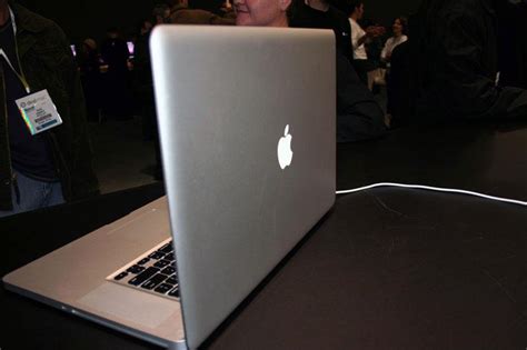 First Look Unibody 17 Macbook Pro With Photos And Video Appleinsider