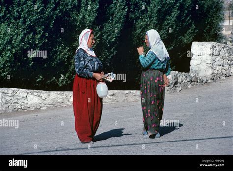 Türkische Bäuerinnen Tragen Traditionelle Kleidung In Der Straße Ilhara