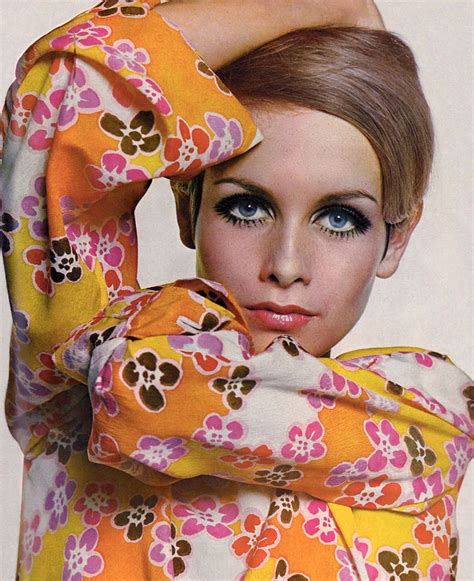 Gallery Wall Idea Supermodel Snapshots Twiggy In Vogue 1967 12 X