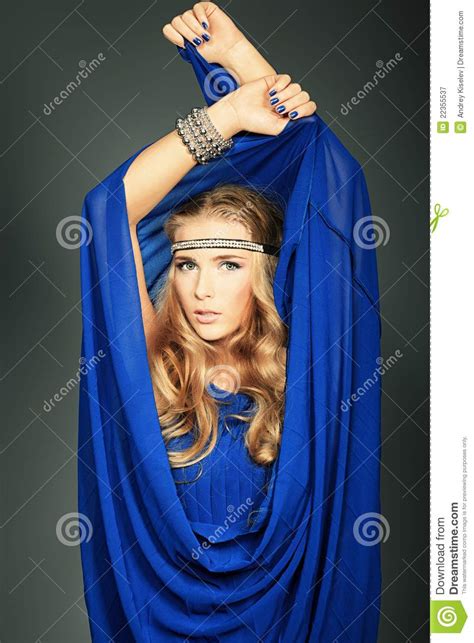 Welche farbe würde noch dazu passen? Blaues Kleid stockbild. Bild von bezaubern, kosmetik ...