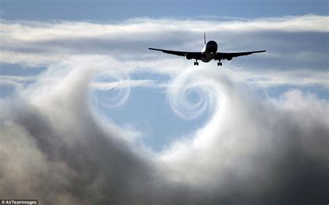 Fly to the sky (korean: Incredible images of vapour trails and sonic booms created ...