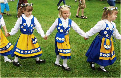 Suecia Niñas Con El Traje Típico Swedish Clothing Swedish Girls Swedish Style