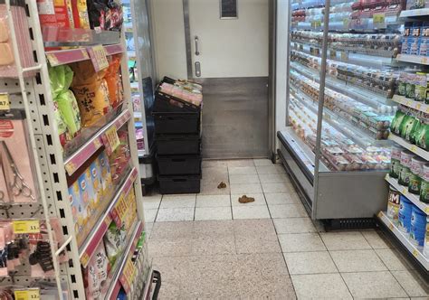 Man Defecates In Wellcome Supermarket In Causeway Bay And Continues