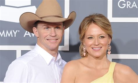 The beast cites a source claiming her husband's friendship with epstein… still haunts melinda. while it's unclear whether apparent disgust over epstein was the deciding factor in opting to exit her. Jewel Kilcher: Who Is Dating After Divorced from Ty Murray? Check Her Age, Bio, Net Worth ...