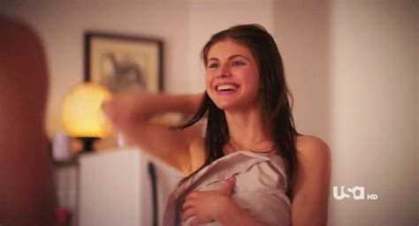 Alexandra Daddario S Hotness Takes Center Stage In These Sexy Gifs 15