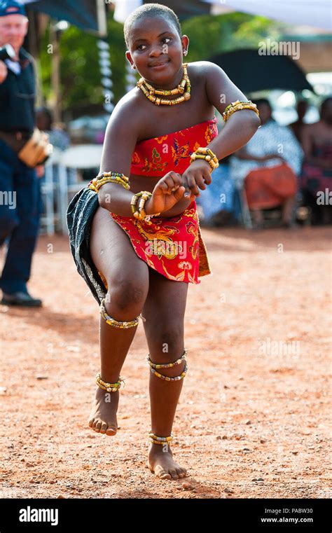 Ghana Marzo 3 2012 La Mujer Ghanesa Unindentified Baila La Danza