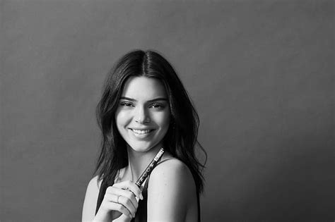 Kendall Jenner Mujer Modelo Sonriente Monocromo Fondo Simple