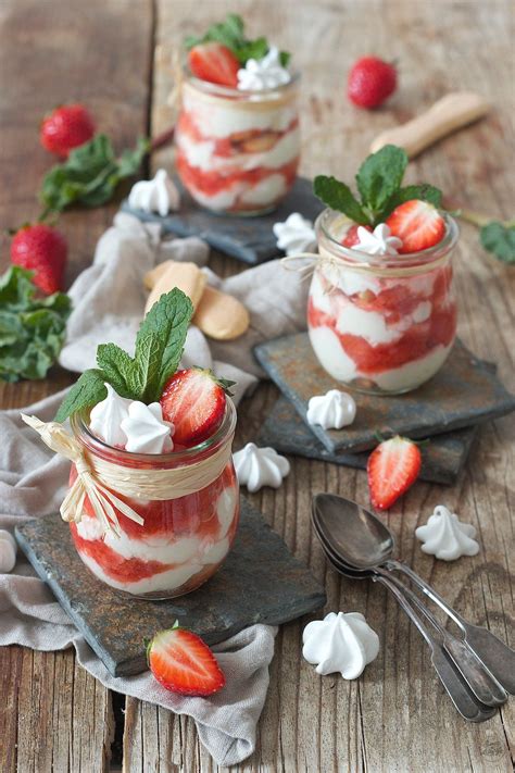 Die kombi aus tiramisu und erdbeeren ist einfach himmlisch. Rhabarber Erdbeer Tiramisu | Rezept | Erdbeertiramisu ...
