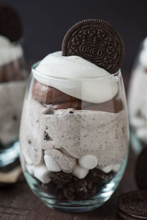 These oreo no bake cheesecake parfait will look fantastic at your halloween party and i am going to show you how easy it is to make them using oreo 2 packs and repeat all the layers, finishing with white cheesecake batter on top. Over the Top Schokoladen-Käsekuchen-Oreo-Parfaits - dies ...