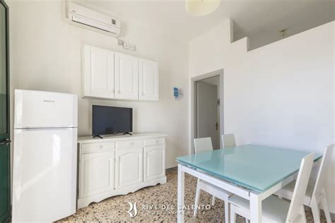 Posizione strategicatrattasi di confortevole appartamento, ubicato a pochi passi dalle favolose spiagge bianche e mare cristallino della rinomata località di porto cesareo. Appartamenti in Residence a Punta Prosciutto | Salento
