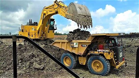 Big Digger Excavator Loading Dump Truck Komatsu Pc2000 Hitachi Ex1200
