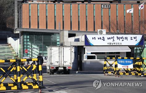 국내 신종 코로나바이러스 감염증 (코로나19) 일일 신규 확진자가 1030명이. 교정시설 내 거리두기 3단계 격상 | 연합뉴스