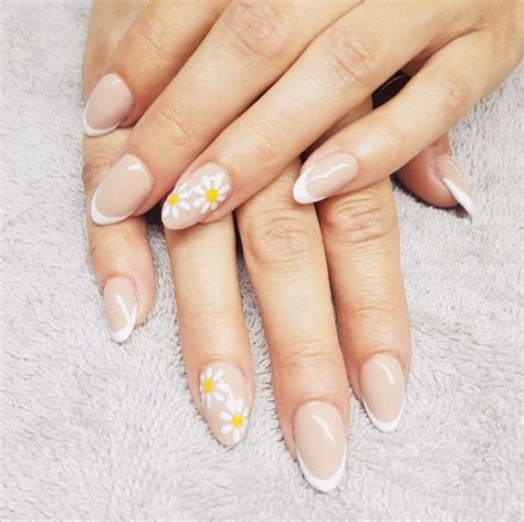 Daisy Nails For A Delicate Romantic Manicure Chasing Daisies
