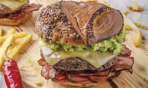 Recette pain buns burger ou petits pains américains maison. Hamburger maison au bacon et à l'avocat