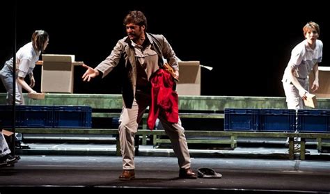 Paolo bellini, di reggio emilia, oggi 66enne, già vicino ad avanguardia nazionale, fu accusato di aver trasportato l'esplosivo per la strage di bologna e prosciolto nell'aprile del 1992. 'La classe operaia va in paradiso'. Al Teatro Bellini