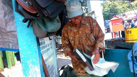Tukang Sol Sepatu Tua di Perempatan ITN Malang