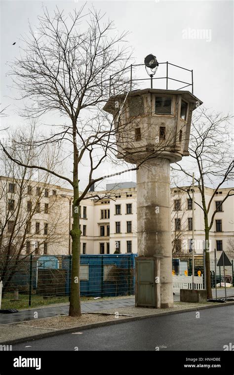 Berlin Wall Graffiti Guard Tower Hi Res Stock Photography And Images