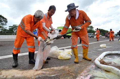 The singapore civil defence force (scdf). Oil spill after tanker accident causes massive BKE jam ...