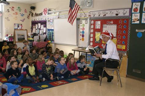 Overlook Elementary Celebrates Read Across America With Community