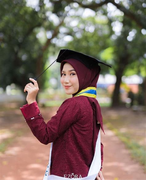Pin Oleh Annissa Andian Di Graduation Pose Ide Wisuda Inspirasi Fotografi
