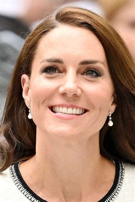 Kate Middleton Has A Hollywood Moment In Ultra Glamorous Blazer Dress