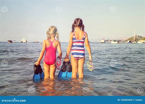 Plażowi dzieci obraz stock Obraz złożonej z piaskowaty